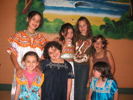 Filles kabyles au Collège Jean de Brébeuf, 3200, Côte Ste-Catherine, face à lhôpital Ste-Justine.