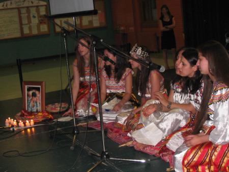 la Troupe Tilelli  de l'Association Culturelle Amazigh d'Ottawa-Hull (ACAOH) au Centre Amazigh de Montréal(commémoration de Lounès Matoub _2007/06/23)